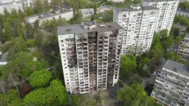 Ukrayna 'da savaş - Kyiv' de yanmış ve yıkılmış evler