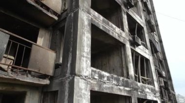 Ukrayna 'da savaş - Kyiv' de yanmış ve yıkılmış evler