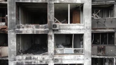 Ukrayna 'da savaş - Kyiv' de yanmış ve yıkılmış evler