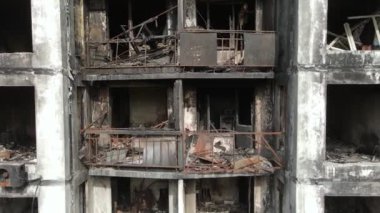 Ukrayna 'da savaş - Kyiv' de yanmış ve yıkılmış evler