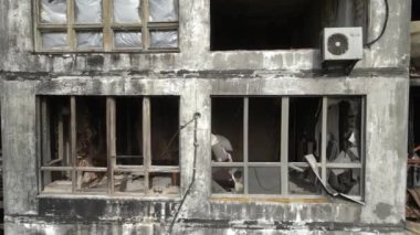 Ukrayna 'da savaş - Kyiv' de yanmış ve yıkılmış evler