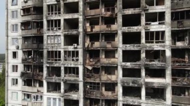 Ukrayna 'da savaş - Kyiv' de yanmış ve yıkılmış evler