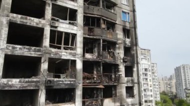 Ukrayna 'da savaş - Kyiv' de yanmış ve yıkılmış evler