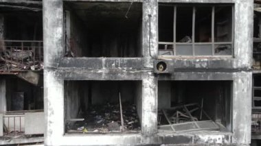 Ukrayna 'da savaş - Kyiv' de yanmış ve yıkılmış evler