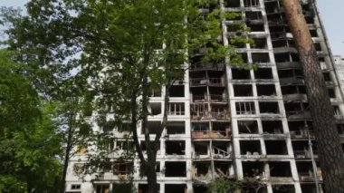 Ukrayna 'da savaş - Kyiv' de yanmış ve yıkılmış evler