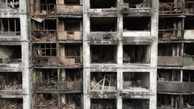 Ukrayna 'da savaş - Kyiv' de yanmış ve yıkılmış evler