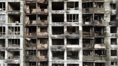 Ukrayna 'da savaş - Kyiv' de yanmış ve yıkılmış evler