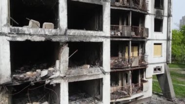 Ukrayna 'da savaş - Kyiv' de yanmış ve yıkılmış evler