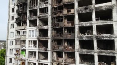 Ukrayna 'da savaş - Kyiv' de yanmış ve yıkılmış evler