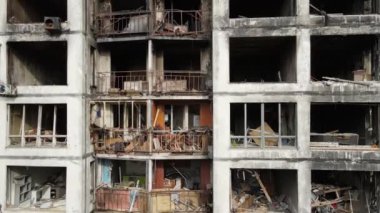 Ukrayna 'da savaş - Kyiv' de yanmış ve yıkılmış evler