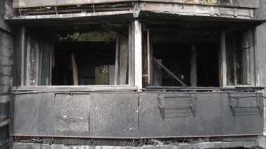 Ukrayna 'da savaş - Kyiv' de yanmış ve yıkılmış evler