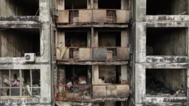 Ukrayna 'da savaş - Kyiv' de yanmış ve yıkılmış evler