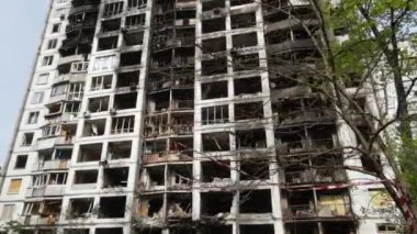 Ukrayna 'da savaş - Kyiv' de yanmış ve yıkılmış evler