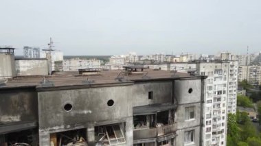 Ukrayna 'da savaş - Kyiv' de yanmış ve yıkılmış evler