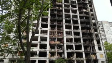 Ukrayna 'da savaş - Kyiv' de yanmış ve yıkılmış evler