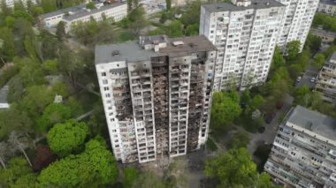 Ukrayna 'da savaş - Kyiv' de yanmış ve yıkılmış evler