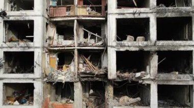 Ukrayna 'da savaş - Kyiv' de yanmış ve yıkılmış evler