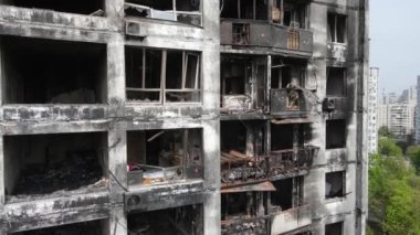 Ukrayna 'da savaş - Kyiv' de yanmış ve yıkılmış evler