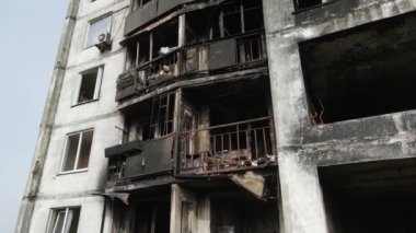 Ukrayna 'da savaş - Kyiv' de yanmış ve yıkılmış evler