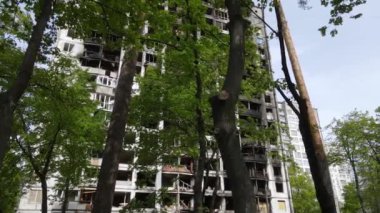 Ukrayna 'da savaş - Kyiv' de yanmış ve yıkılmış evler