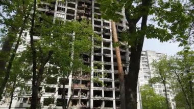 Ukrayna 'da savaş - Kyiv' de yanmış ve yıkılmış evler