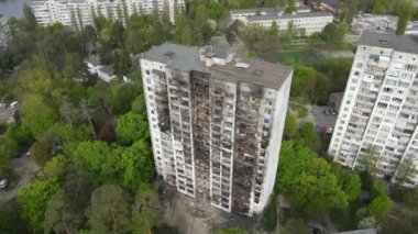 Ukrayna 'da savaş - Kyiv' de yanmış ve yıkılmış evler