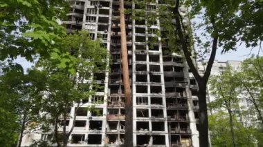 Ukrayna 'da savaş - Kyiv' de yanmış ve yıkılmış evler