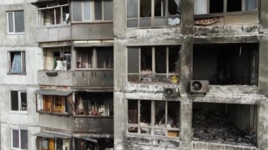 Ukrayna 'da savaş - Kyiv' de yanmış ve yıkılmış evler