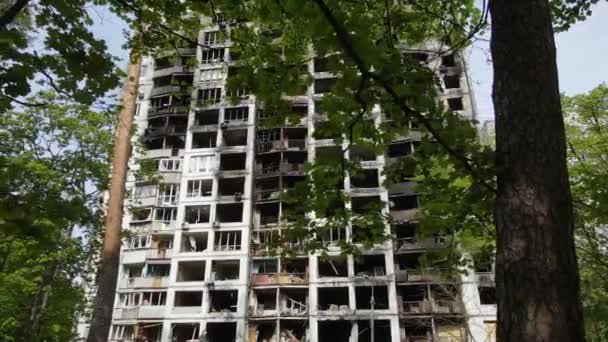 Πόλεμος Στην Ουκρανία Καμένο Και Κατεστραμμένο Σπίτι Στο Κίεβο — Αρχείο Βίντεο