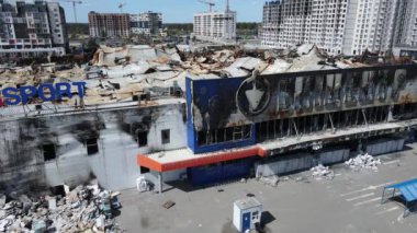 Bucha, Ukrayna 'da savaştan zarar görmüş bir alışveriş merkezi.