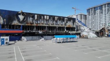 Bucha, Ukrayna 'da savaştan zarar görmüş bir alışveriş merkezi.