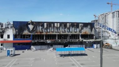 Bucha, Ukrayna 'da savaştan zarar görmüş bir alışveriş merkezi.