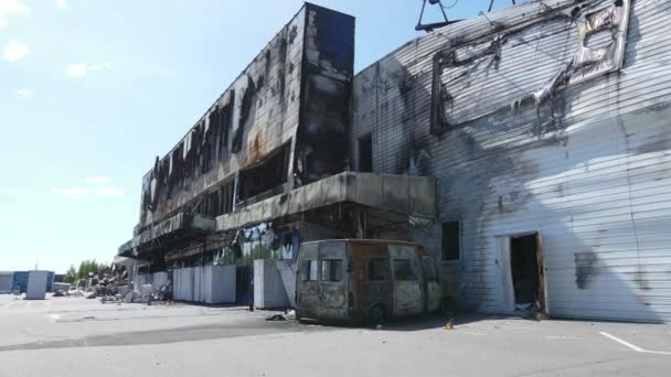ウクライナのブチャにあるショッピングセンターの戦争で破壊された建物 — ストック動画