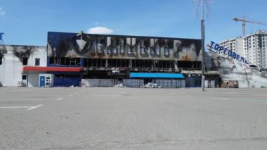 Bucha, Ukrayna 'da savaştan zarar görmüş bir alışveriş merkezi.