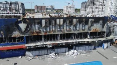 Bucha, Ukrayna 'da savaştan zarar görmüş bir alışveriş merkezi.