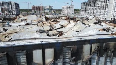 Bucha, Ukrayna 'da savaştan zarar görmüş bir alışveriş merkezi.