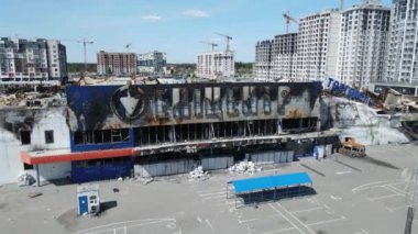 Bucha, Ukrayna 'da savaştan zarar görmüş bir alışveriş merkezi.