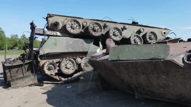 乌克兰战争 布查被摧毁的军事装备 — 图库视频影像