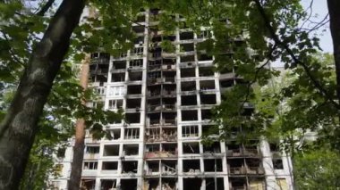 Ukrayna 'da savaş - Kyiv' de yanmış ve yıkılmış evler
