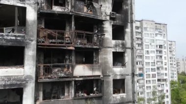 Ukrayna 'da savaş - Kyiv' de yanmış ve yıkılmış evler