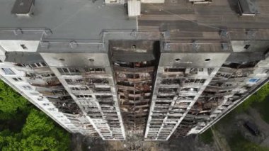 Ukrayna 'da savaş - Kyiv' de yanmış ve yıkılmış evler