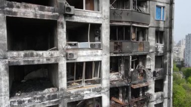 Ukrayna 'da savaş - Kyiv' de yanmış ve yıkılmış evler