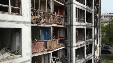 Ukrayna 'da savaş - Kyiv' de yanmış ve yıkılmış evler