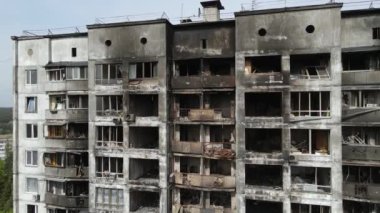 Ukrayna 'da savaş - Kyiv' de yanmış ve yıkılmış evler