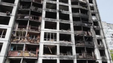 Ukrayna 'da savaş - Kyiv' de yanmış ve yıkılmış evler