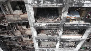 Ukrayna 'da savaş - Kyiv' de yanmış ve yıkılmış evler