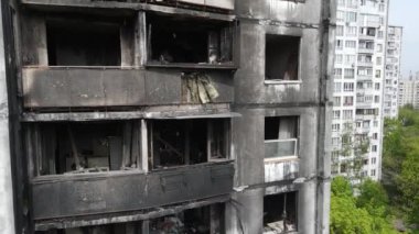 Ukrayna 'da savaş - Kyiv' de yanmış ve yıkılmış evler