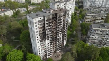 Ukrayna 'da savaş - Kyiv' de yanmış ve yıkılmış evler
