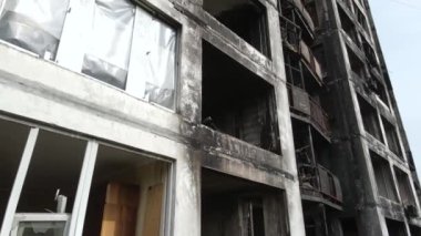 Ukrayna 'da savaş - Kyiv' de yanmış ve yıkılmış evler