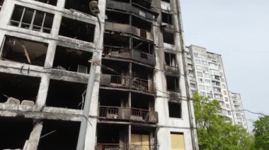 Ukrayna 'da savaş - Kyiv' de yanmış ve yıkılmış evler